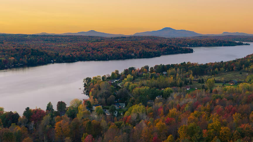 Vue aérienne du lac Lovering à Magog en Estrie avec les montagnes et les couleurs d’automne