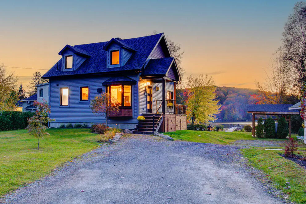 Chalet Le Monarque près de Magog en Estrie au coucher du soleil avec vue sur le lac Lovering