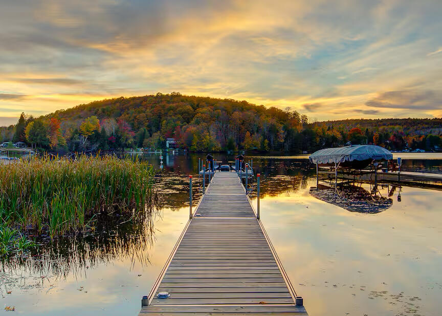 Quai privé du chalet Le Monarque sur le lac Lovering près de Magog en Estrie au coucher du soleil